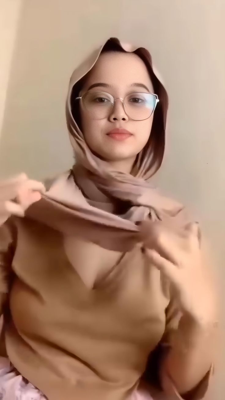 Very Simple Hijab Barat Viral Rok Mini Terangkat Angin Liar
